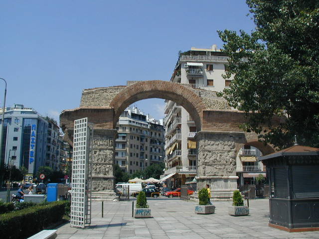 arch next to rotunda in thessaloniki