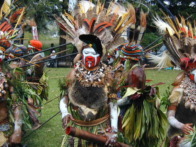 more dancers at mt hagen show