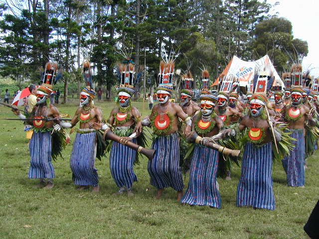 dancers at mt hagen show